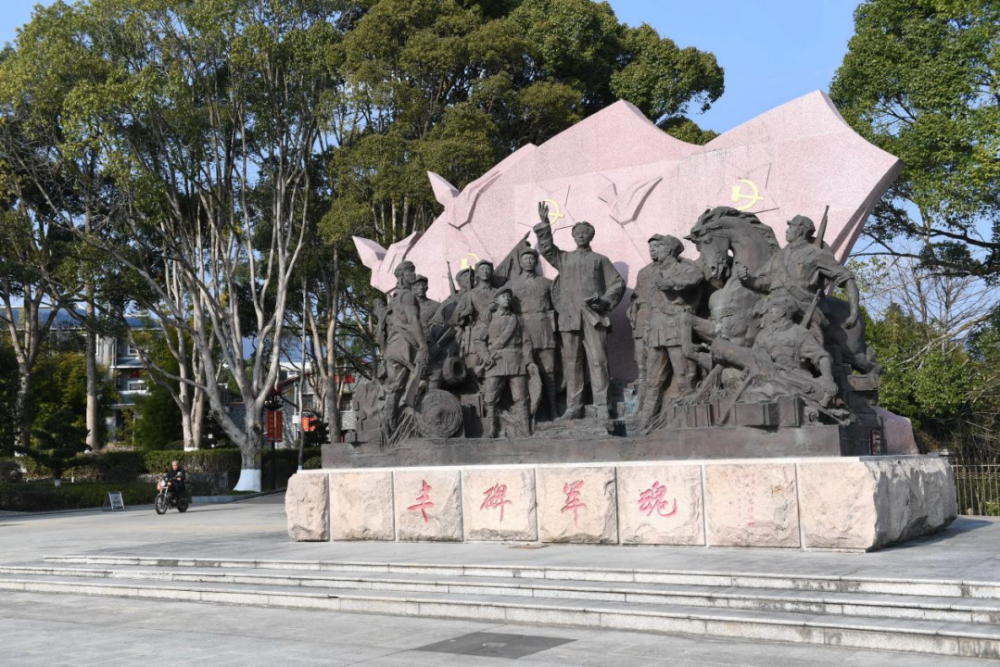 古田會議紀(jì)念館前的“豐碑軍魂”雕塑群（ 2021年1月25日攝）。新華社記者林善傳攝